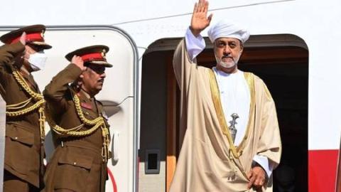 الكشف عن أسباب الزيارة المفاجئة لسلطان عمان لمصر بعد غيابه عن القمة العربية