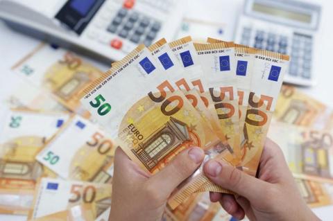 اليورو أقل من 0.99 دولار عند أدنى مستوى له منذ عشرين عامًا