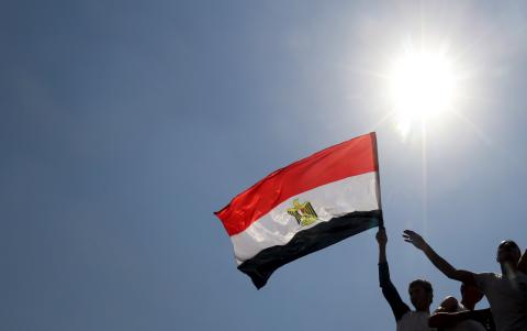 بلومبيرغ تكشف عن طريقة ستتبعها مصر لتأمين مليارات الدولارات