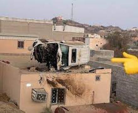 بالفيديو .. حادث غريب ينتهي بسيارة على سطح منزل في السعودية